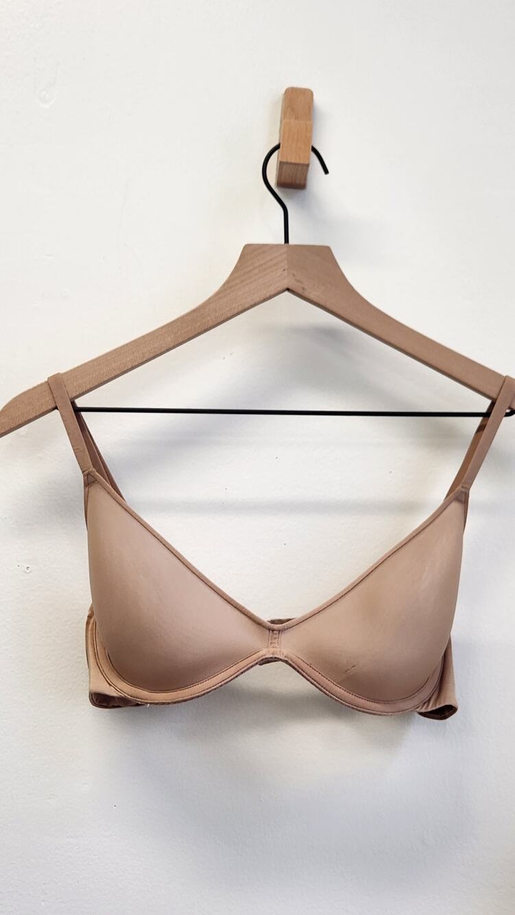 SKIMS Weightless Plunge Underwire T-Shirt Demi Bra 36B Tan Nude Sexy Baddie